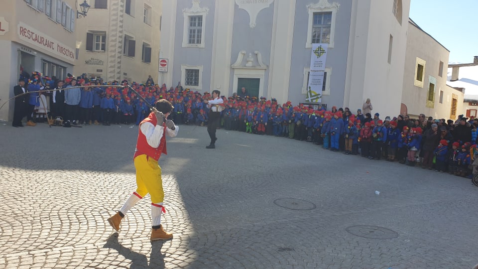 Traditionelles Peitschenknallen am Chalandamarz 2022 in Samedan