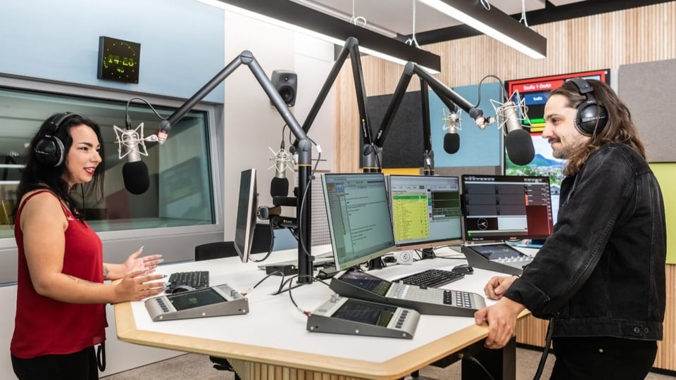 Natalia (puter) und Elias (vallader) moderieren zusammen eine Radio-Sendung