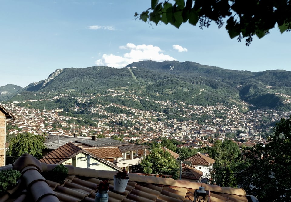 Sarajevo ha circa 300 000 habitants ed è circumdà da crests. 