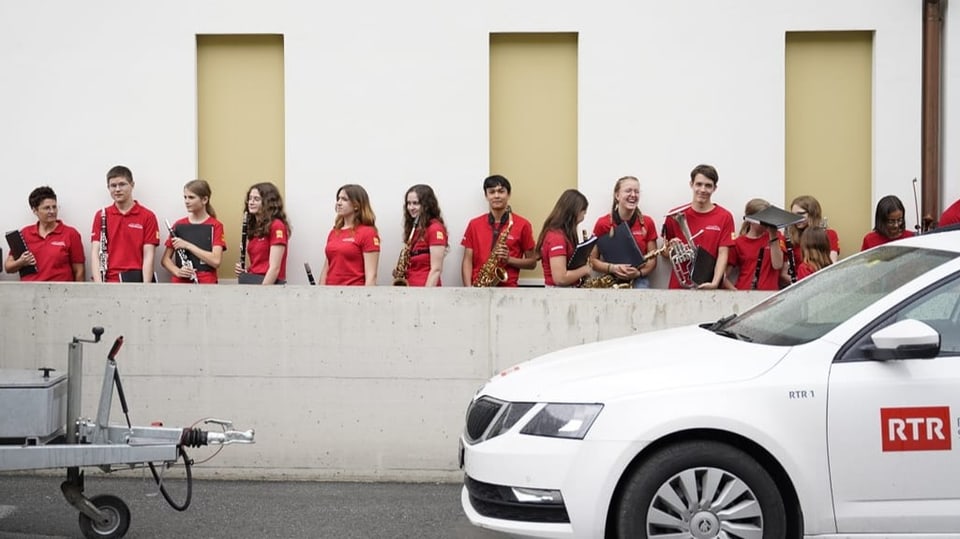 Die Musikschule Viamala wartet auf ihren Einsatz vor dem Konzertsaal in Vals.