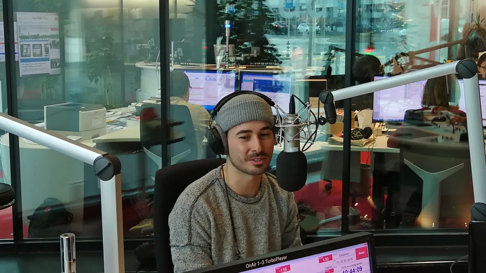 Gino preschenta ses nov disc Gino Carigiet en il studio dad RTR