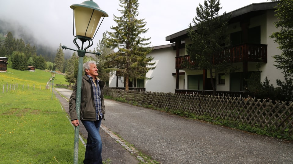 Tut pensiv sa pusa  Beni Cathomas encunter ina laterna da via