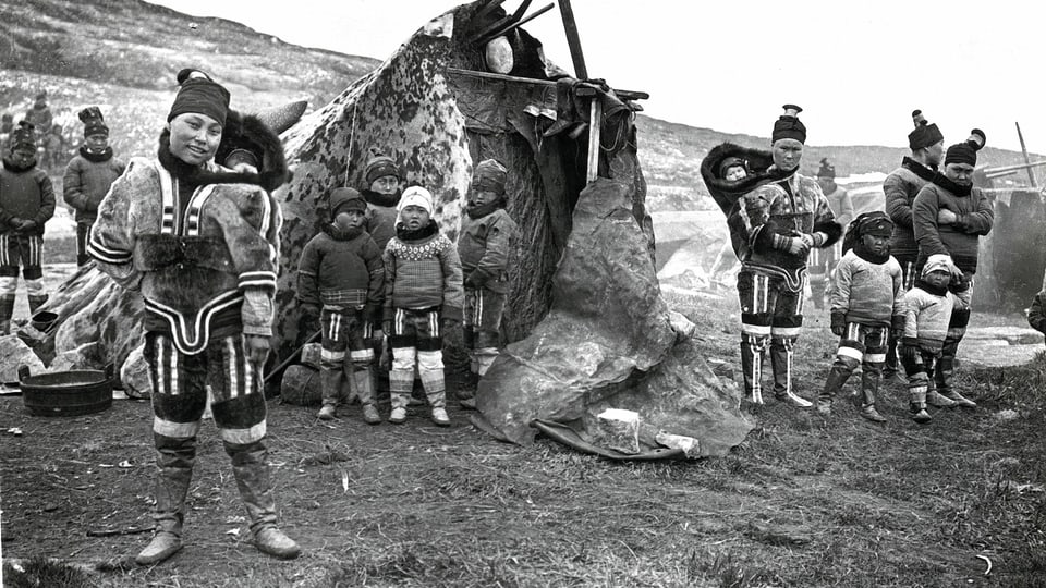 Dunnas dad Inuit cun lur uffants fotografadas durant l'emprima expediziun il 1909.