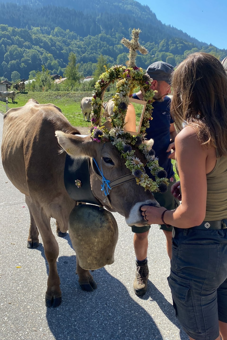 June Frau mit Kuh beim Alpabzug in Trun