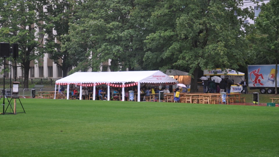 Anc è la glieud en la tenda. Pli tard contemplan radund 1'000 persunas il fieu artifizial da la citad.