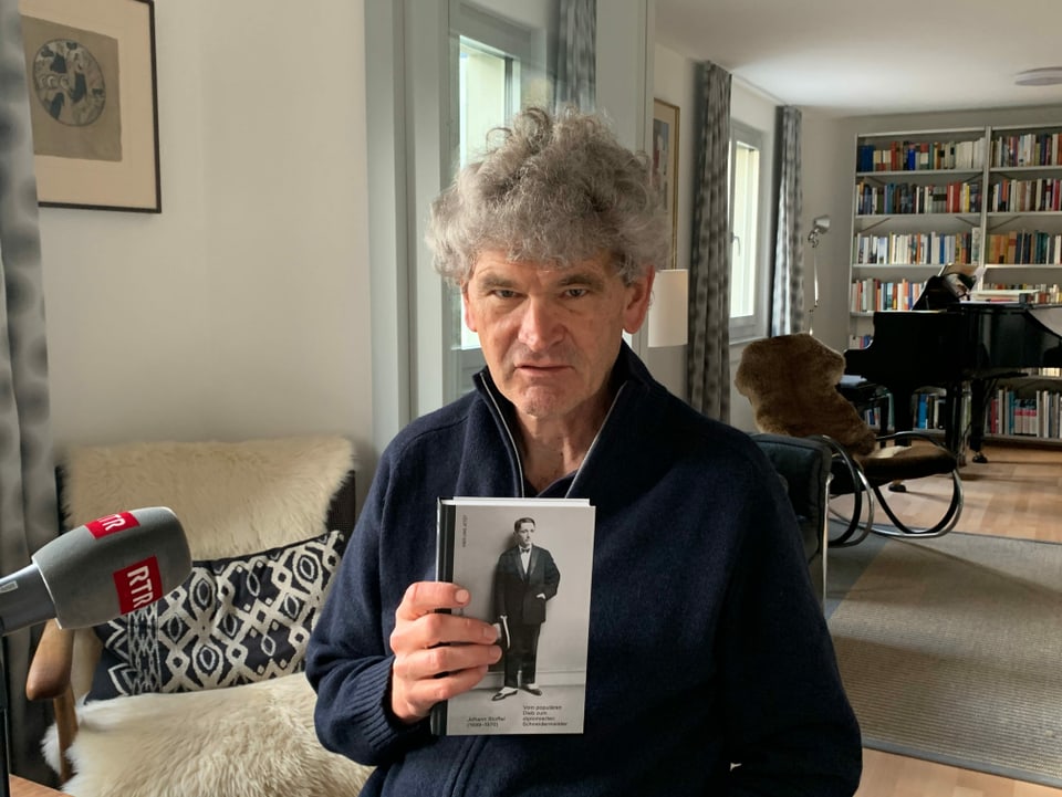 Simonett tegna enta maun il cudesch Johann Stoffel.