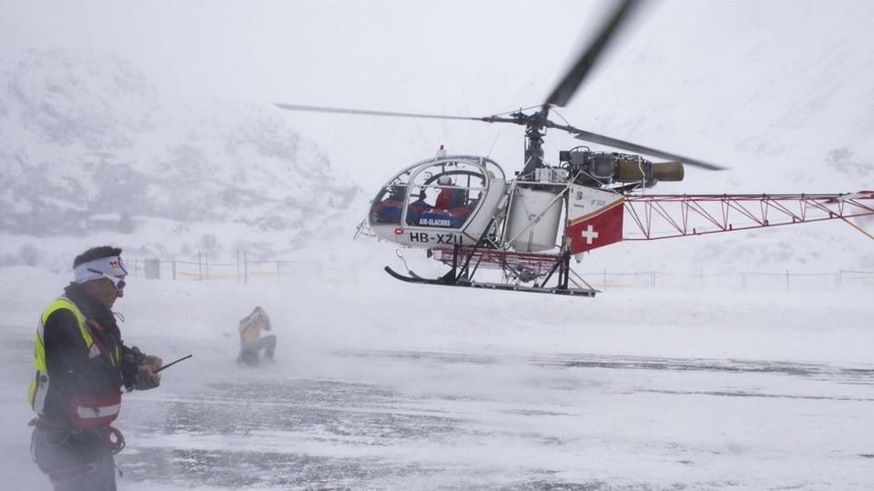 Vista sin l'helicopter che transportescha davent ils blessads.
