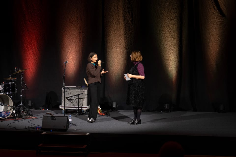 Paula Mia im Gespräch mit Esther Berther.