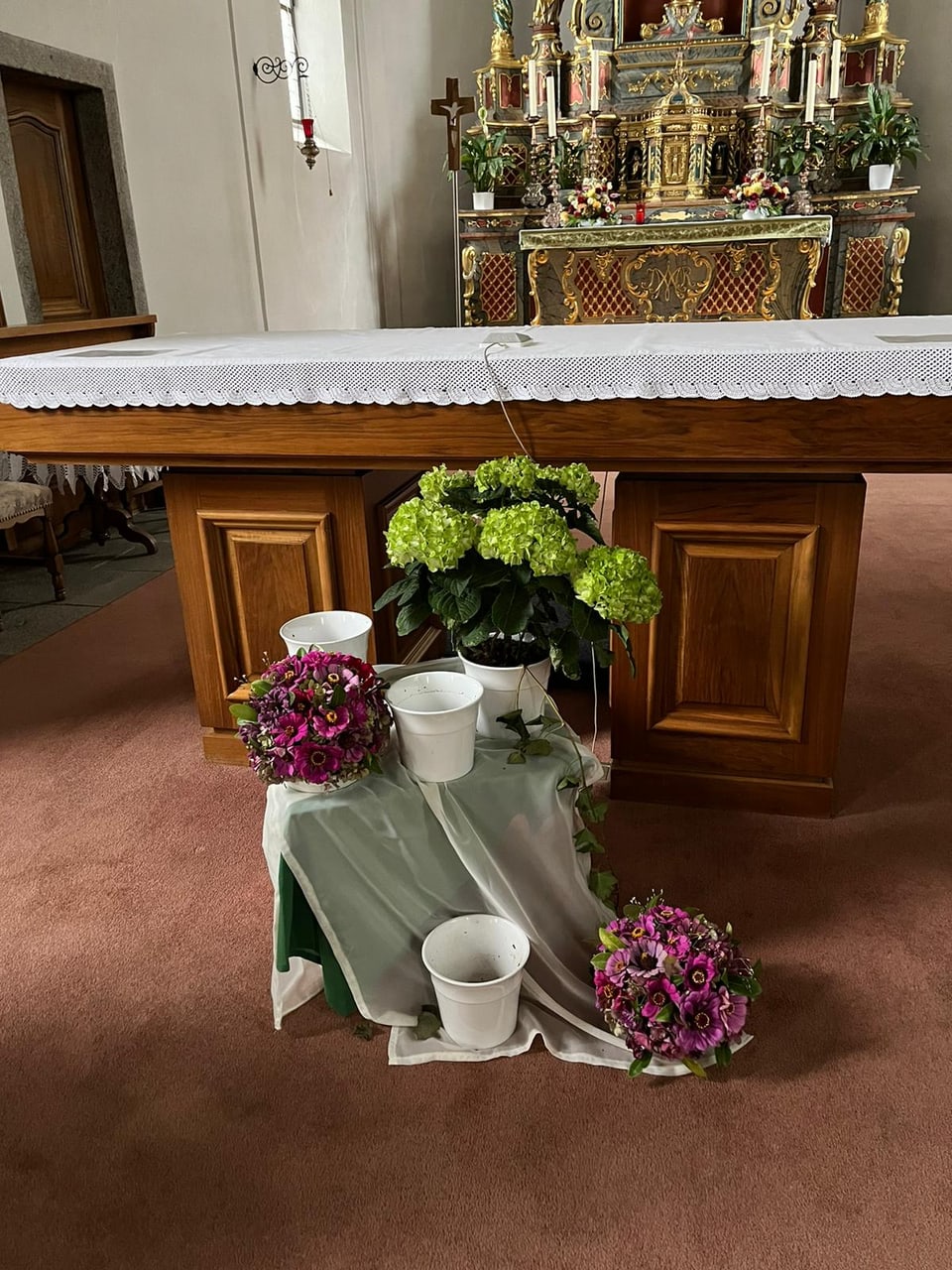 Weniger Blumen in der Kirche
