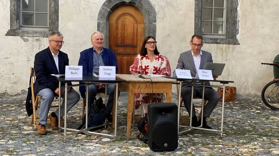 Ils organisaturs da la Schlossoper Haldenstein preschentan lur project a las medias. 