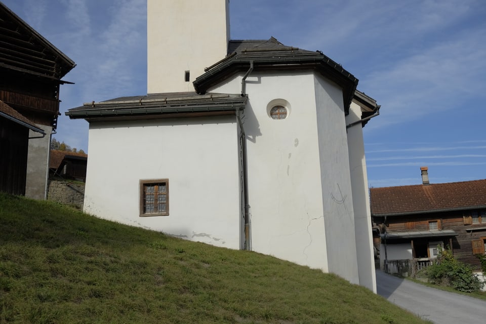 La fatschada sut da la baselgia da Peiden, cun sias fessas.