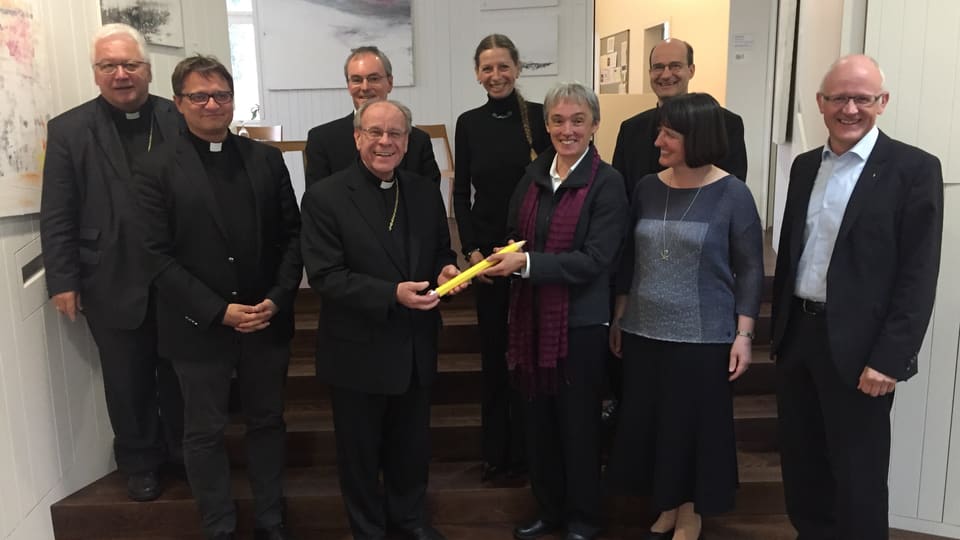 Uvestg Vitus Huonder surdat a la manadra da la nova redacziun Maria Hässig in rispli.