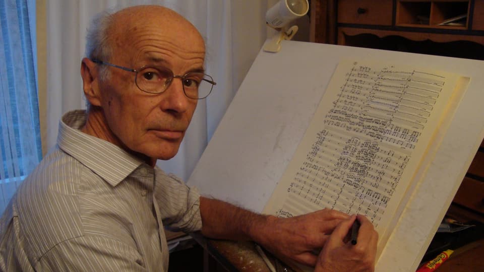 Gion Antoni Derungs cun si egliers vi da scriver si notas da musica (l'onn 2010).