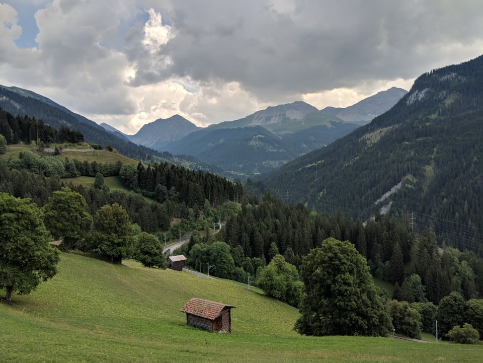 La lingia da la Viafier retica envers Arosa. 