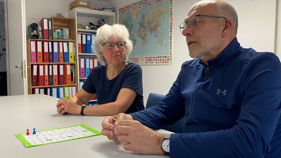 Sarah Kofmehl e Marco Curti emprendan termagliant spielerisch Rätoromanisch lernen