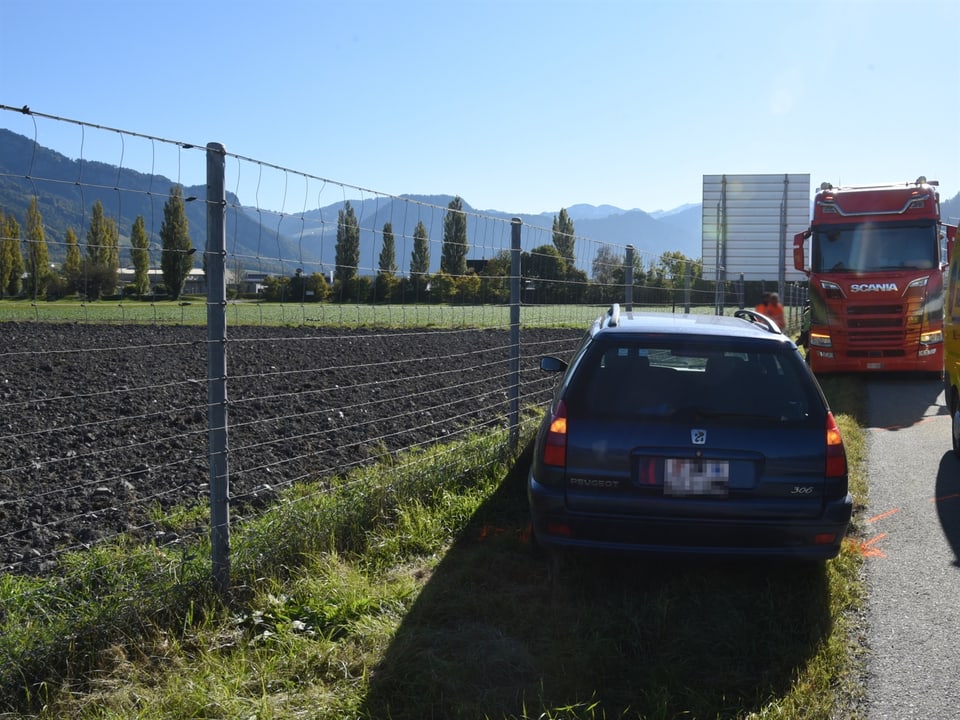 Auto collidà cun ina saiv