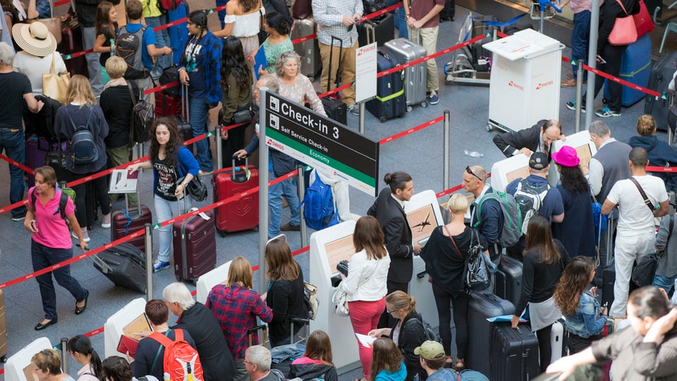 Lungas colonnas als spurtegls da check-in a la plazza aviatica da Turitg. 