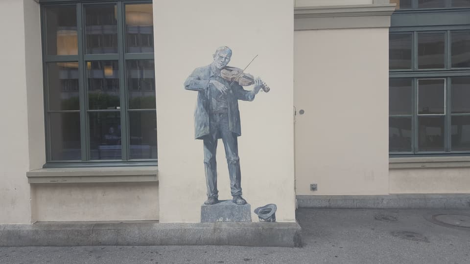 Il musicist cun violina (bajetg da la staziun, Cuera).