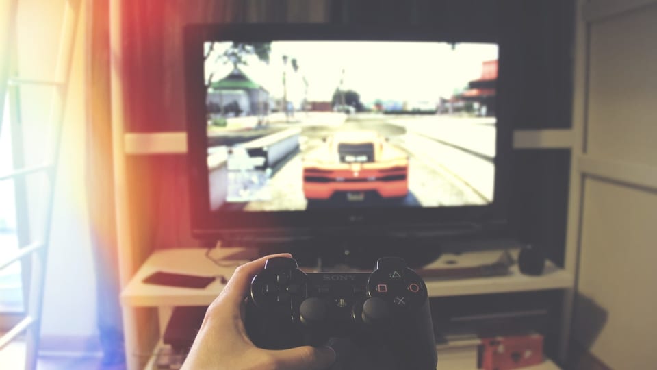 Ina persuna dat in gieu via playstation. 