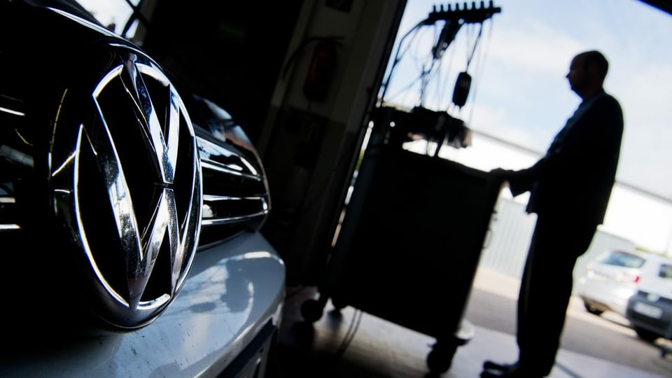 Auto da VW en garascha stgira cun lavurer.