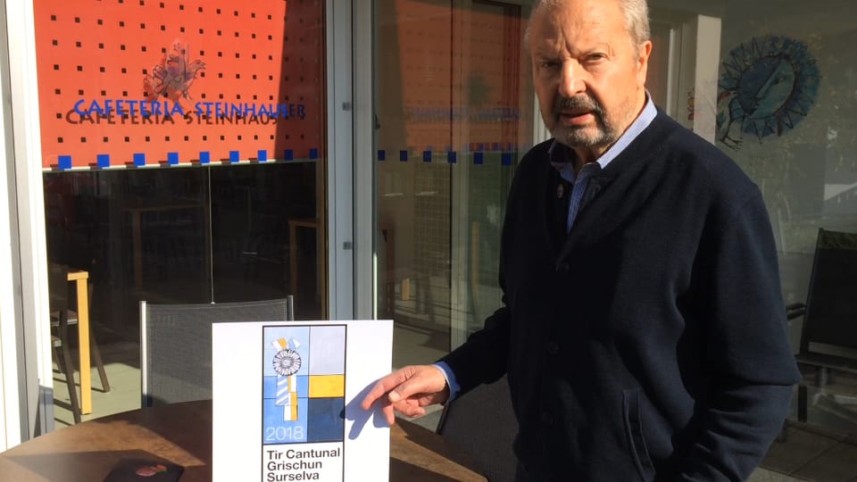 Igl artist Rudol Mirer mussa sin il placat e declera sia ponderaziuns.
