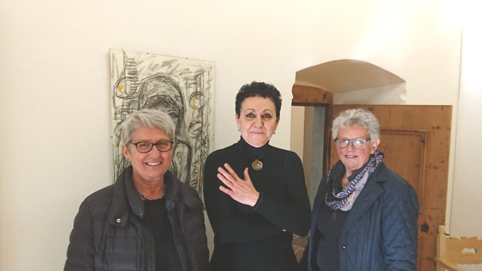 Justina Simeon (san.) e Dora Candinas (dre.) da la Cuort Ligia Grischa cun Olga Walder en il center.