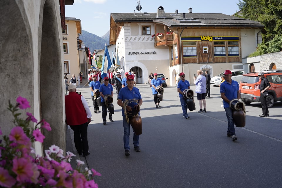 Der Festumzug am Bezirksgesangsfest in Müstair.