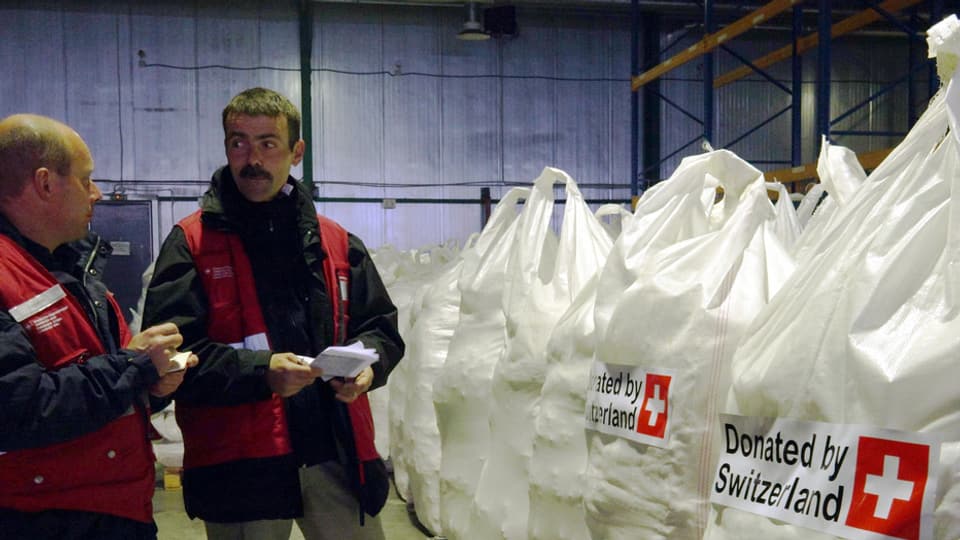 Il team svizzer controllescha la rauba d'agid en il magasin a Dnipropetrowsk en l'Ucraina.