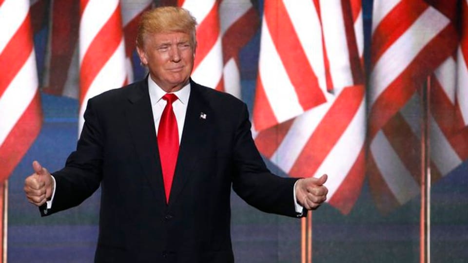 Donald Trump sin tribuna als dis da partida dals republicans a Cleveland.