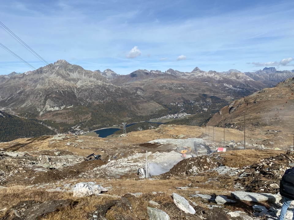 vista sin il plazzal per la mesapipa en il territori dal Corvatsch