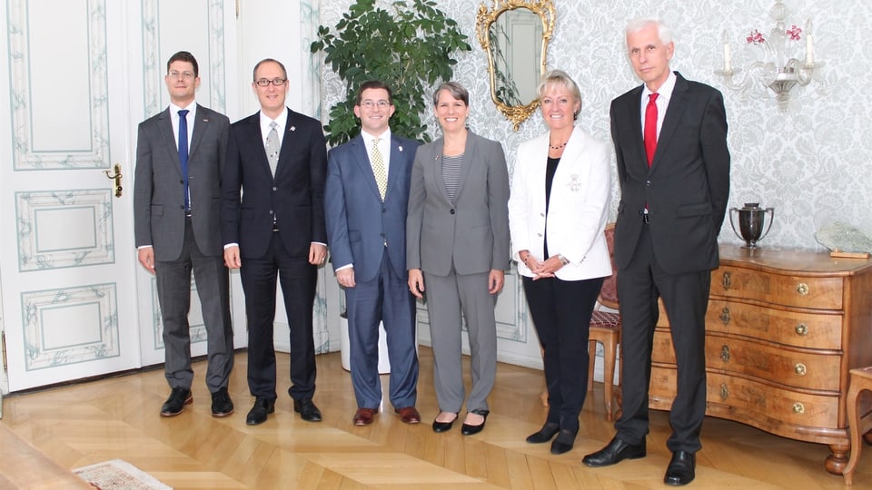 Raphael Vogel (Political & Economic Affairs da l'embassadi dals Stadis Unids), president da la regenza Dr. Christian Rathgeb, conjugal Eric LeVine, ambassadura Suzan G. LeVine, cussegliera guvernativa Barbara Janom Steiner e directur da la chanzlia Claudio Riesen (da sanester). 