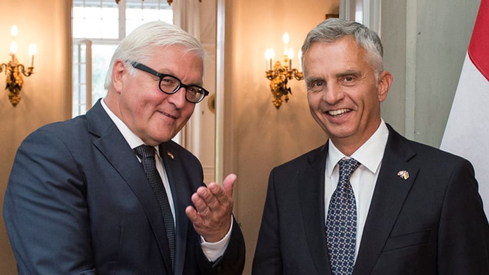 Il minister da l‘exteriur da la Germania Frank-Walter Steinmeier durant ses inscunter cun il cusseglier federal Didier Burkhalter. 