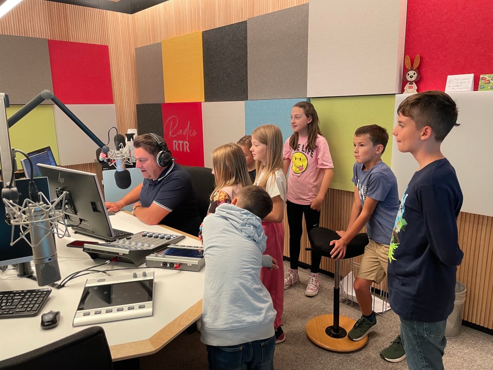 Kinder besuchen das Radiostudio