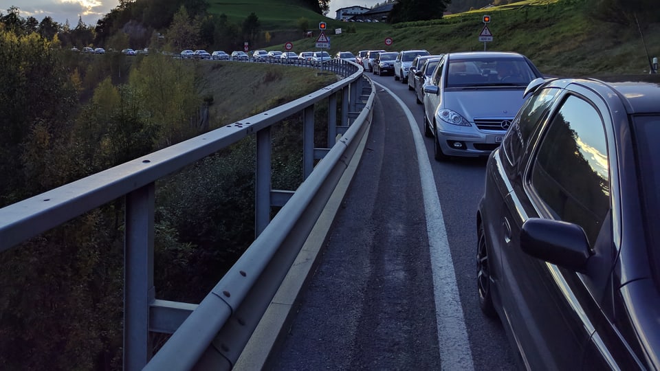 Auto suenter Auto - la colonna tranter Trin e Reichenau.