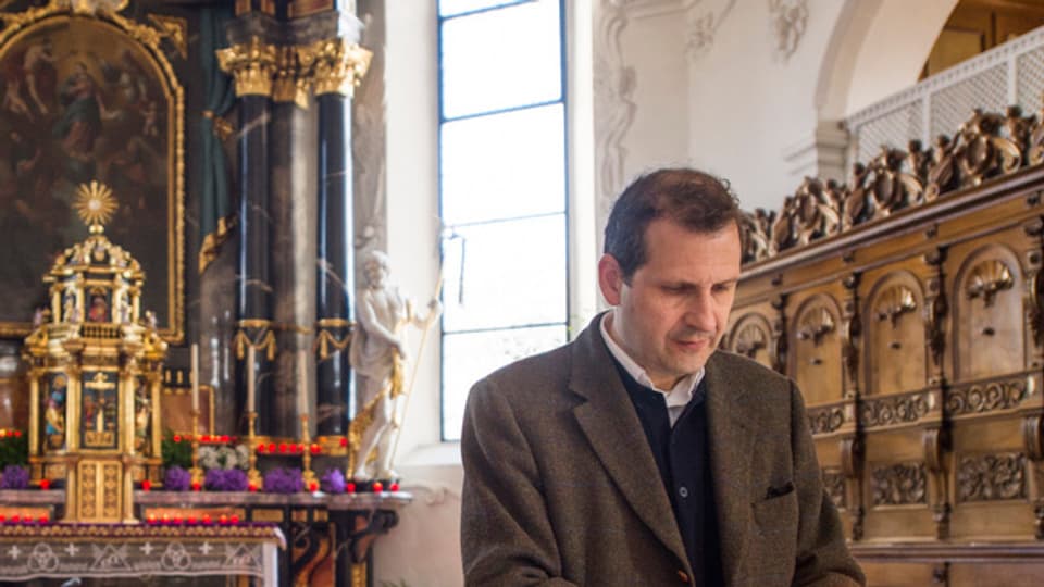 Il pledader da l’uvestgieu da Cuira, Giuseppe Gracia, l’onn 2014 en la baselgia da Steinen.