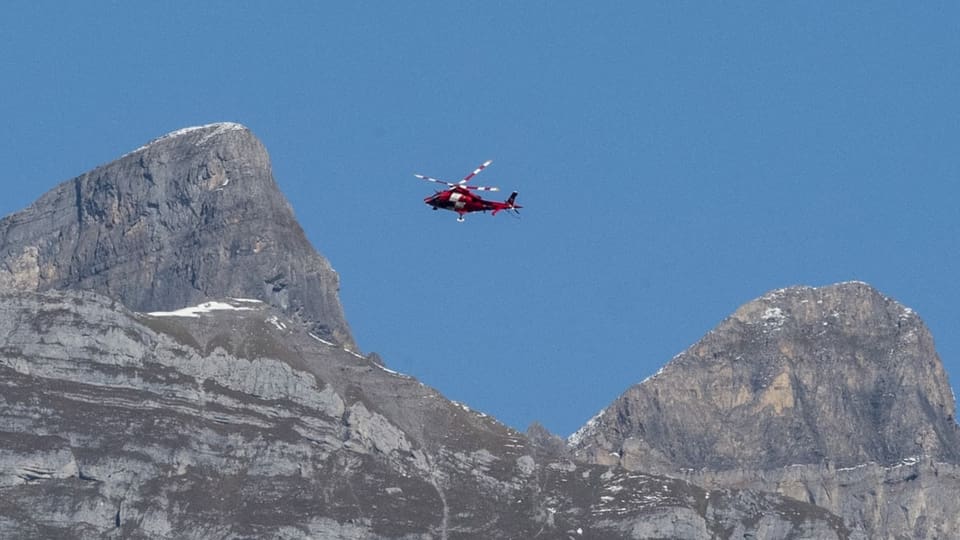 Helicopter da la Rega en muntogna.