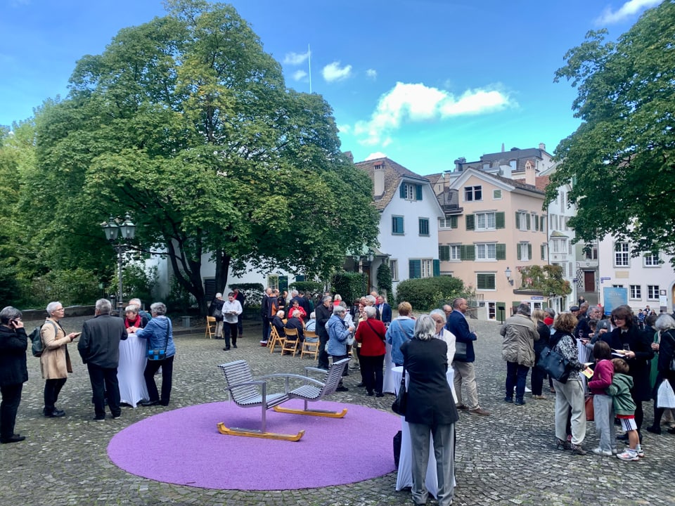 Varsaquantas persunas han giudì in aperitiv cun gentar sin la St. Peterhofstatt avant la baselgia.