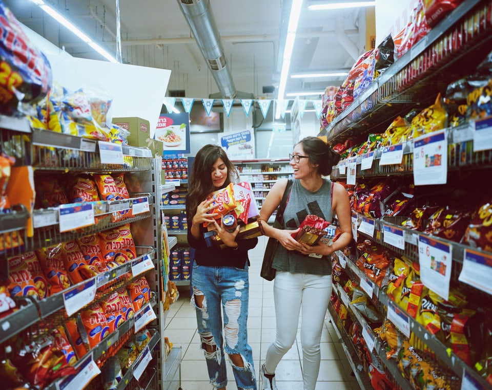 Zwei Frauen in einem Supermarkt.