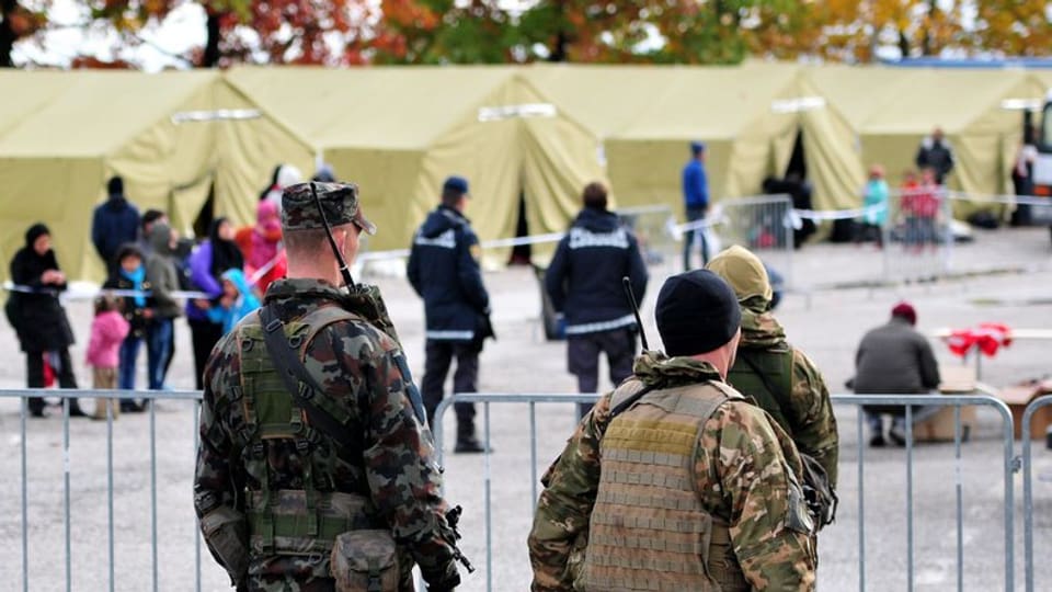 Forzas armadas e polizia da la Slovenia al cunfin cun la Croazia.