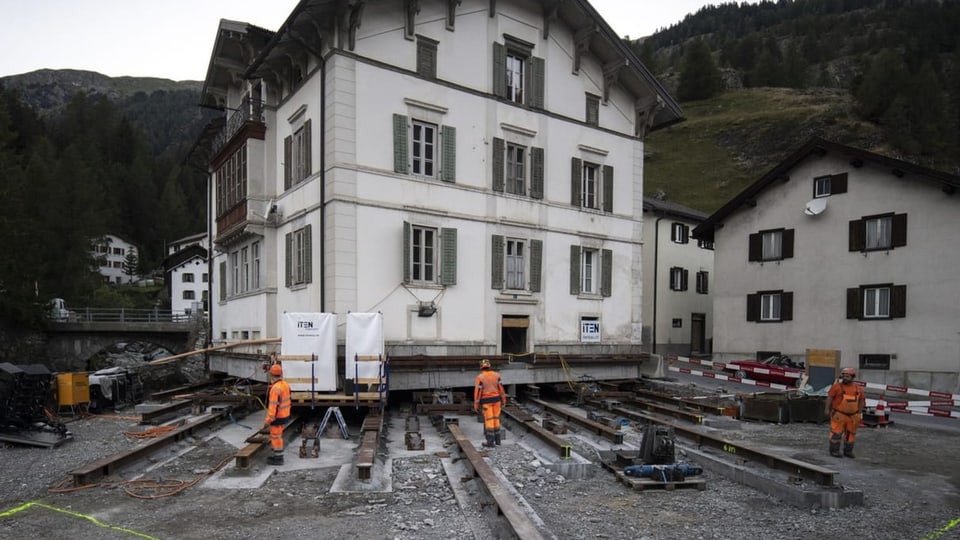 La Villa Alva a Mulegns è vegnida spustada per otg meters. La Villa Alva a Mulegns sin ils indriz per spustar ella per 8 meters.