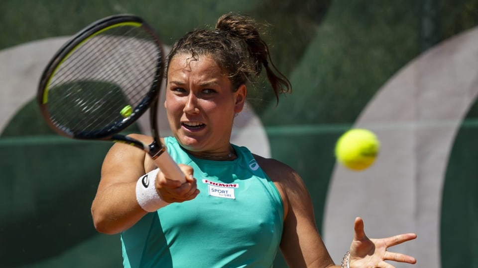 Ina giugadra da tennis en acziun.