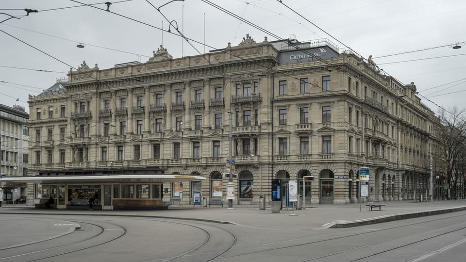 Bajetg da la Credit Suisse al Paradeplatz a Turitg.