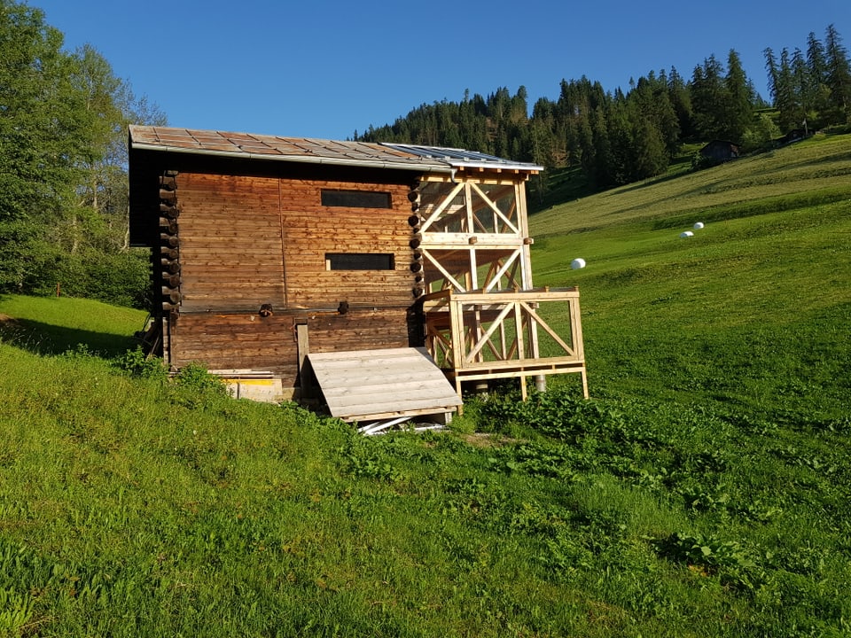 La stalla da columbas cun  volièra.