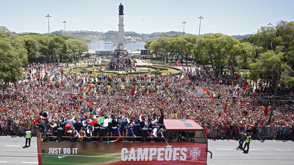 Ils giugaders portugais charreschan en in bus avert tras Lissabon.