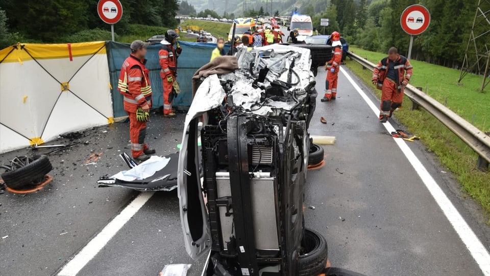 purtret d'in auto che giascha sin la vart. 