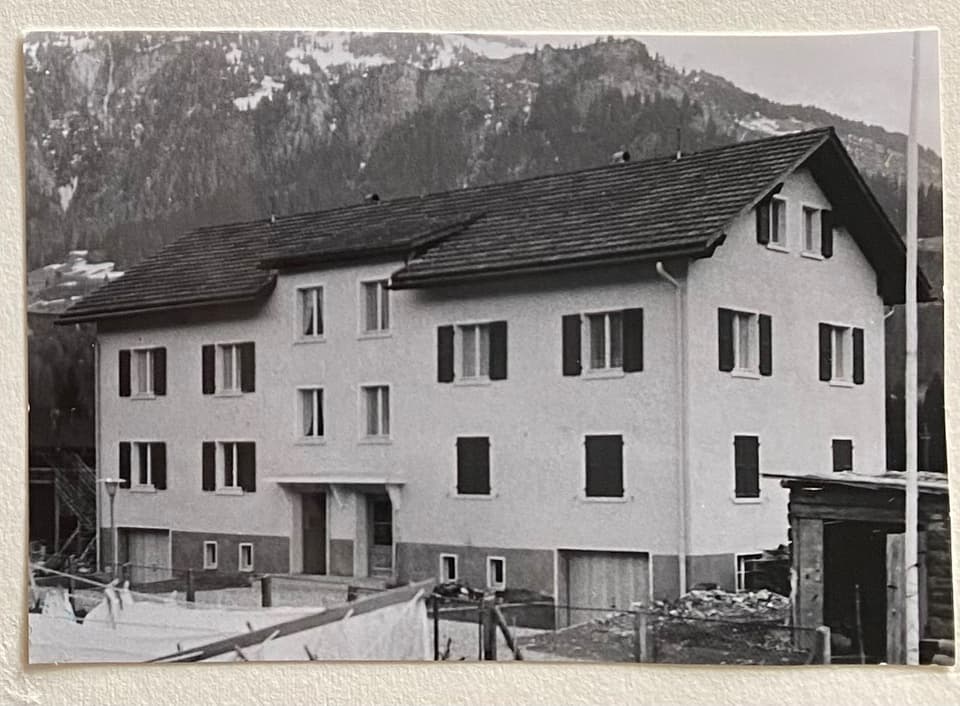 Erstes Mehrfamilienhaus in der Via Schlifras.