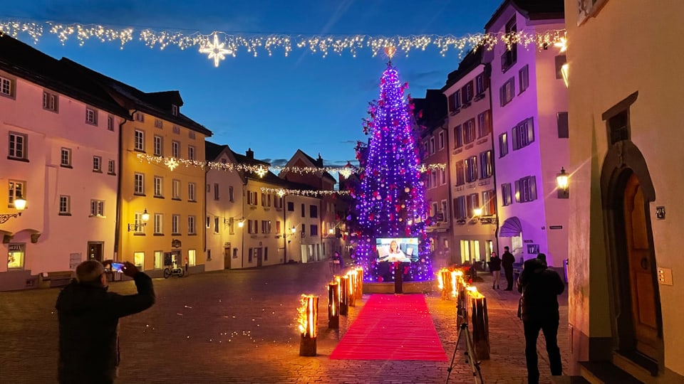 plazza dad Arcas a Cuira decorada cun pignol da Nadal illuminà 