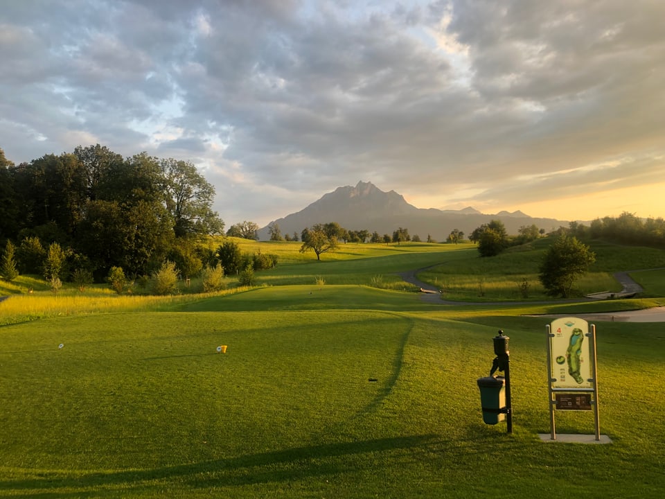 Bell'atmosfera sin la plazza da golf a Meggen suenter in urizi