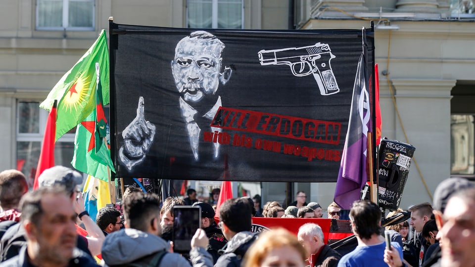 Placat cunter Erdogan durant ina demonstraziun a Berna. 