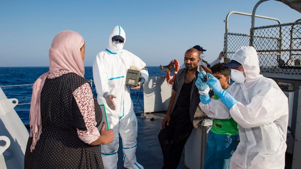 Commembers da la missiun Frontex registreschan fugitivs salvads sin la Mar Mediterrana.